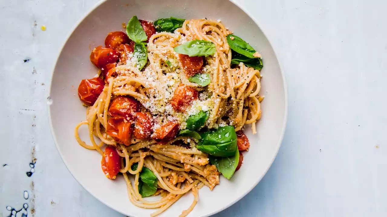 Spaghetti with Tomato and Walnut Pesto