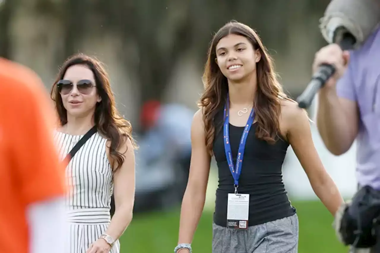 Woods’s teen daughter introduce him at Hall of Fame | The Associated Press