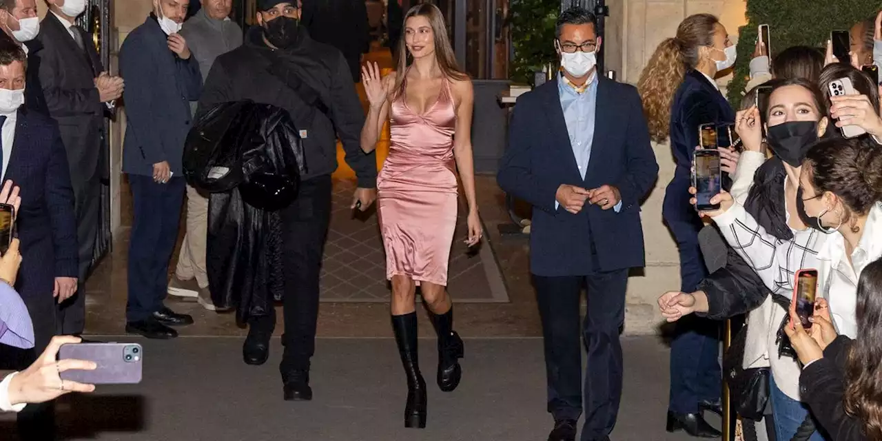 Il tocco rock degli anfibi di Hailey Bieber a Parigi