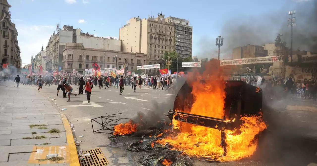 Manifestantes arrojaron piedras y quemaron neumáticos frente al Congreso contra el FMI | Política | La Voz del Interior