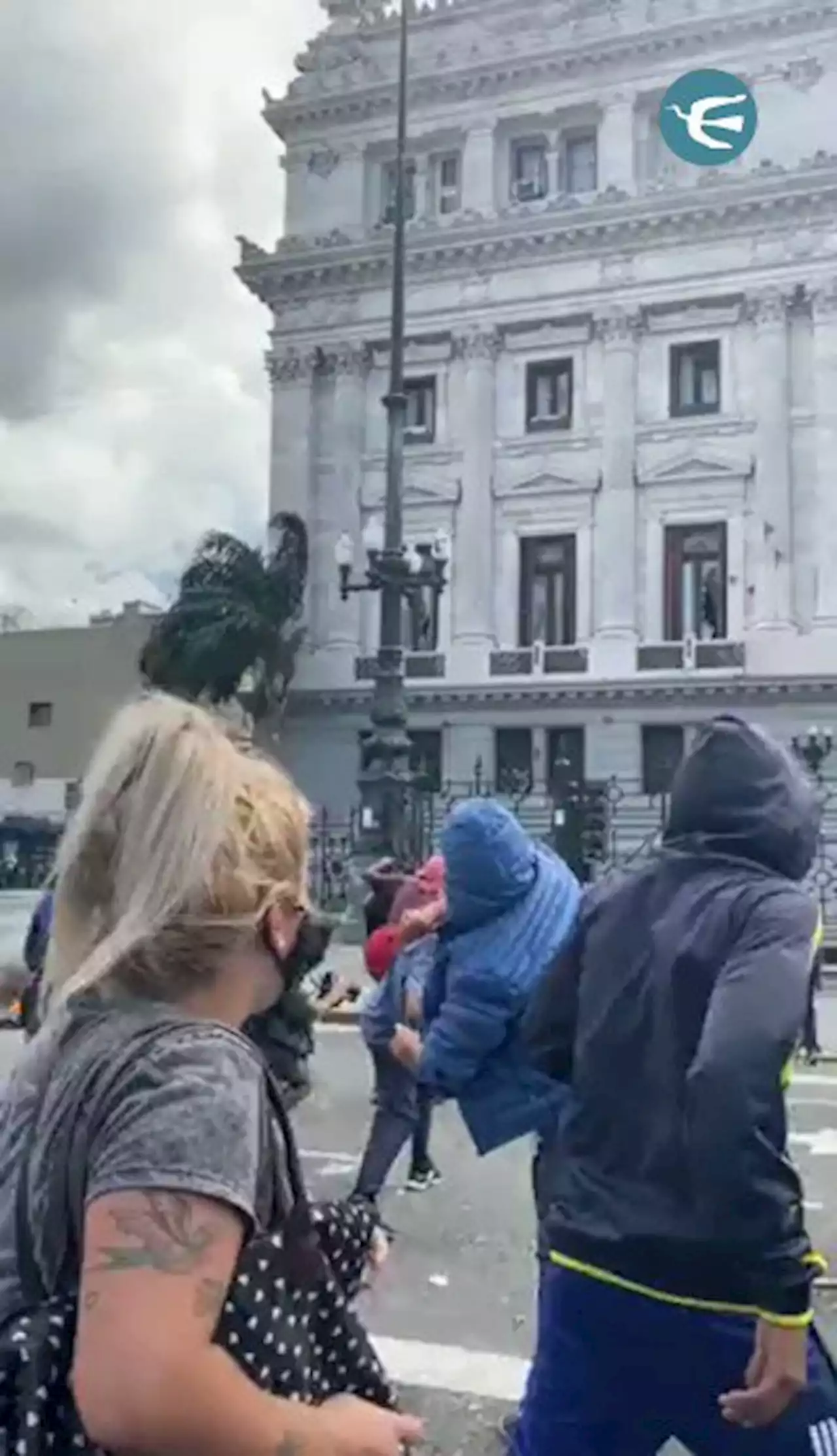 A los piedrazos, manifestantes atacan el Congreso por la votación sobre el acuerdo con el FMI