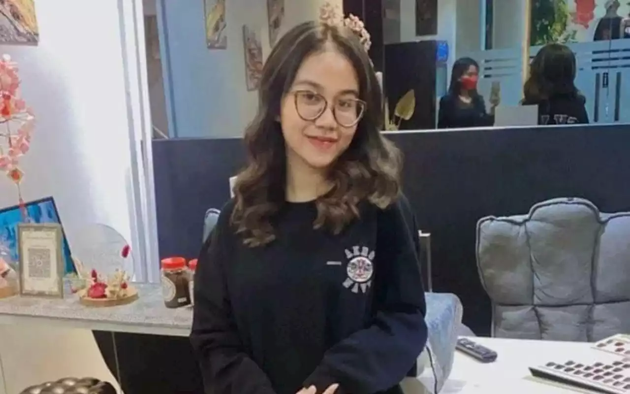 Mayang Selfie Tanpa Chika Dipuji Cantik Ala Idol Korea, Model Baju Saat Ngevlog Bikin Bingung?