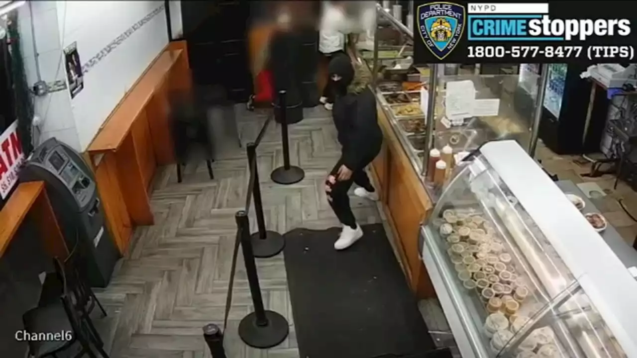 2 men wanted in armed robbery of customer inside Manhattan fried chicken restaurant