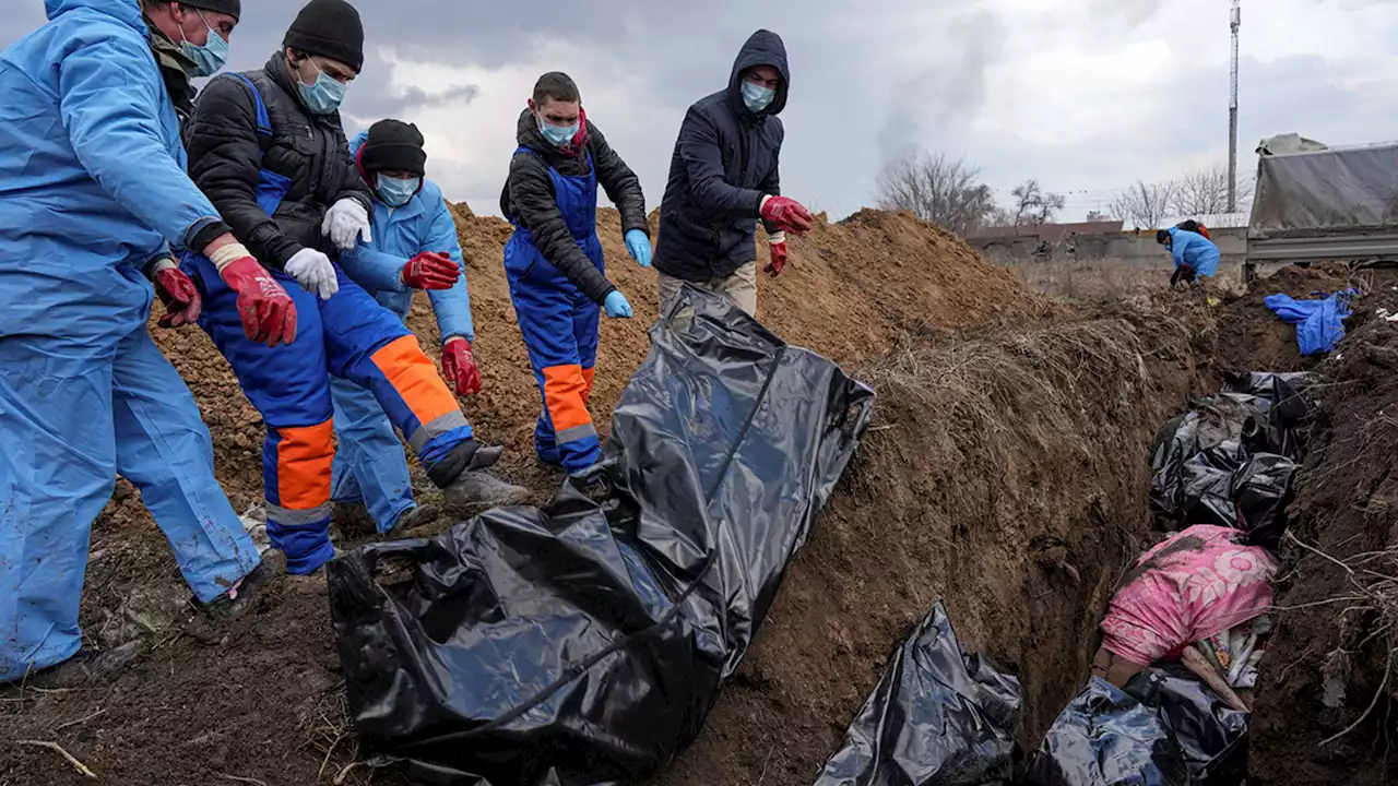 Amid Russian attacks, Ukraine's Mariupol city uses mass grave