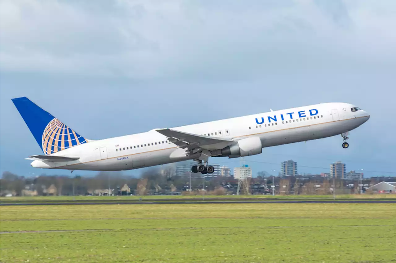 United Airlines Is Letting Passengers Close Window Shades During Takeoff