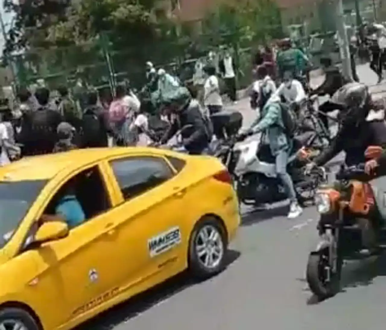 Fuerte pelea entre estudiantes dejó tres personas heridas en colegio de Bogotá