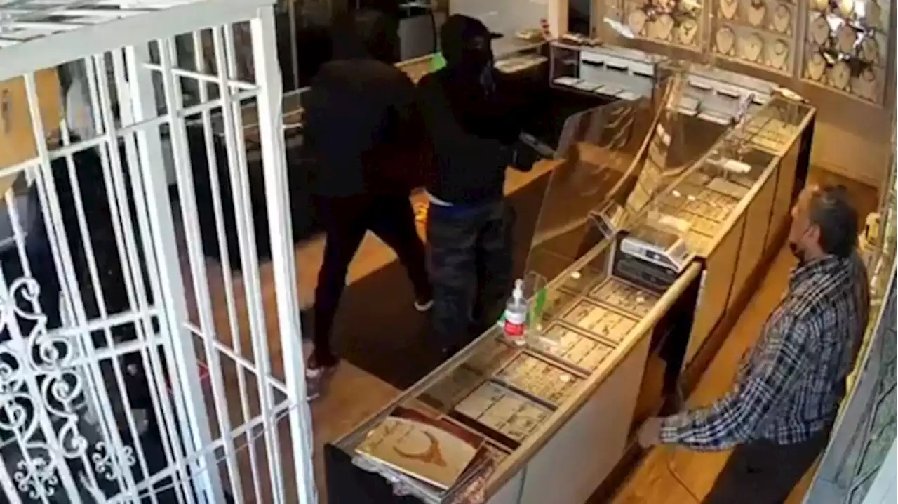 Three suspects sought after armed robbery at Mississauga jewelry store