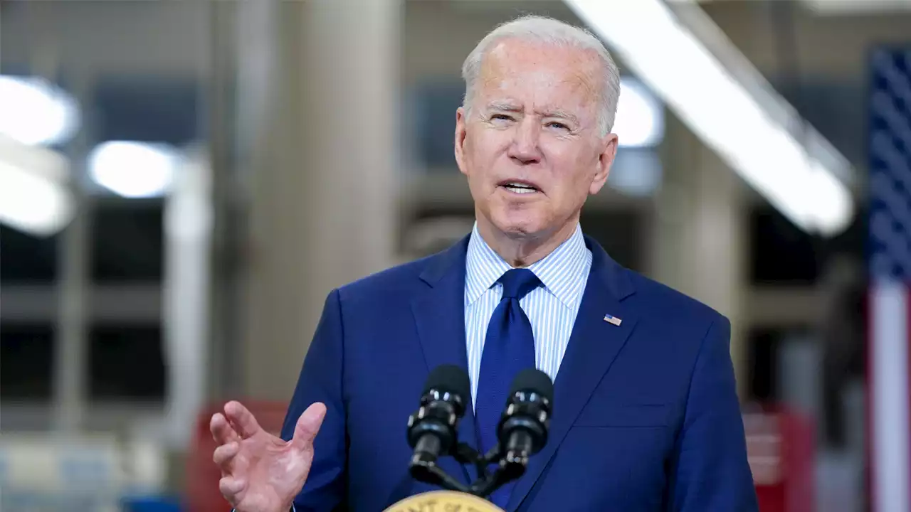 CNN anchor questions Biden's efforts to blame gas price hikes on Putin