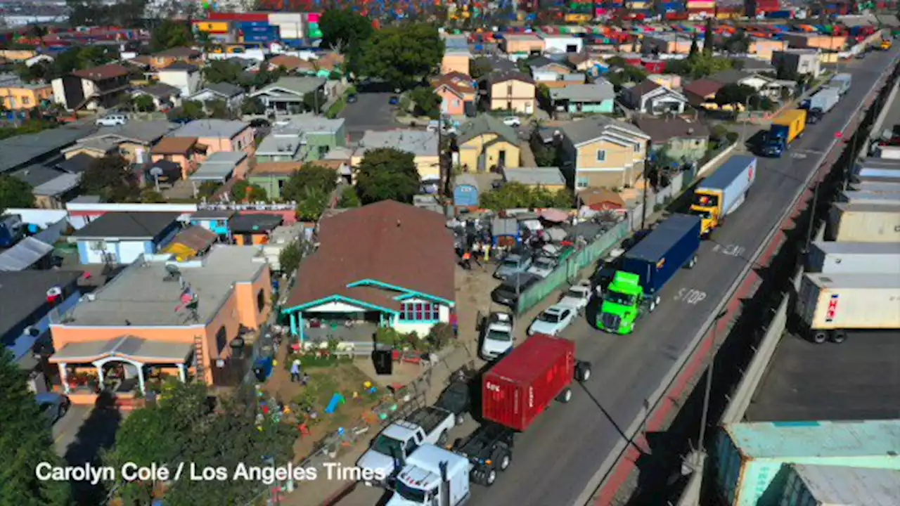 Los camiones del puerto de Los Ángeles retumban día y noche por su pequeña calle. Los residentes están hartos