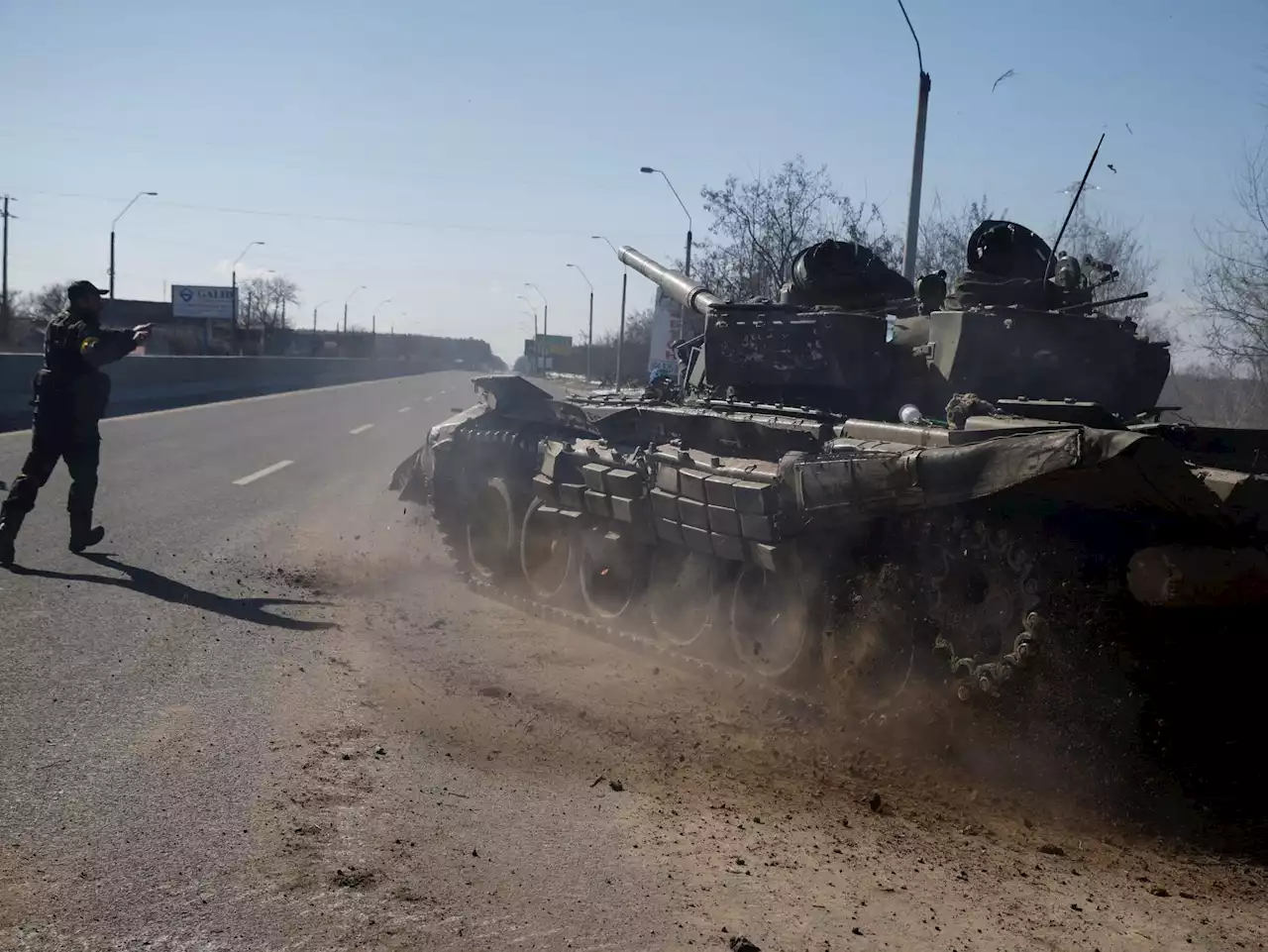 Russian tank column heading to Kyiv ambushed in artillery attack, forcing it to turn around