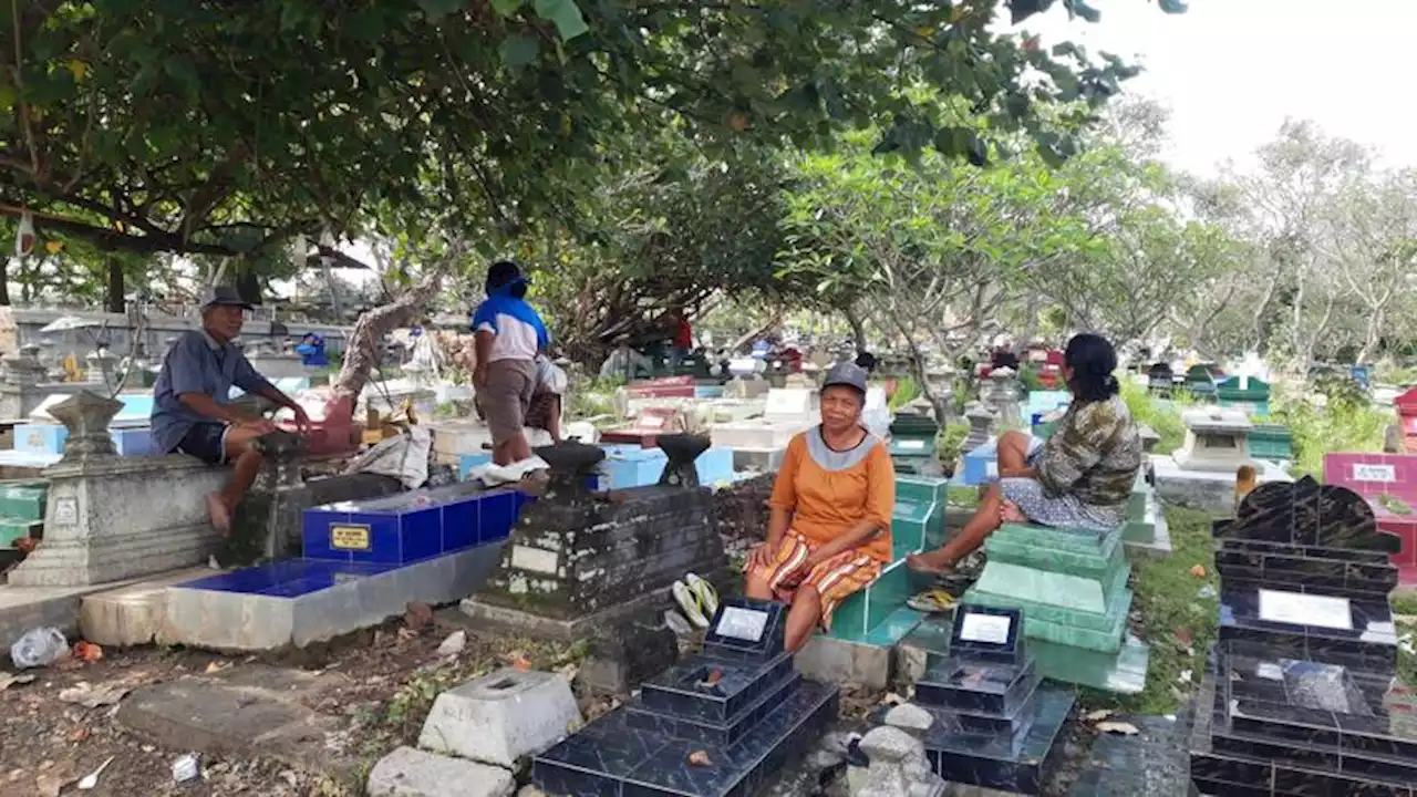 3 Kali Nyadran Sepi Peziarah, Buruh Bersih Makam di Solo Gigit Jari