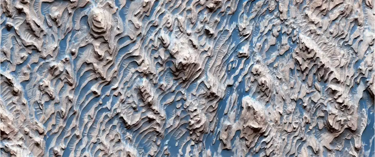 Strange Terraces on Mars are a Clear Signal of Sedimentary Rock - Universe Today