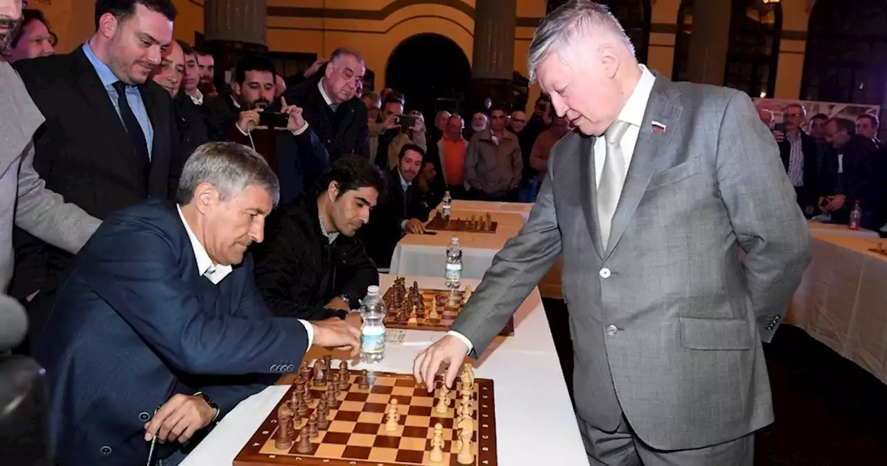 Anatoli Karpov avaló a Vladimir Putin y la FIDE lo suspendió como embajador