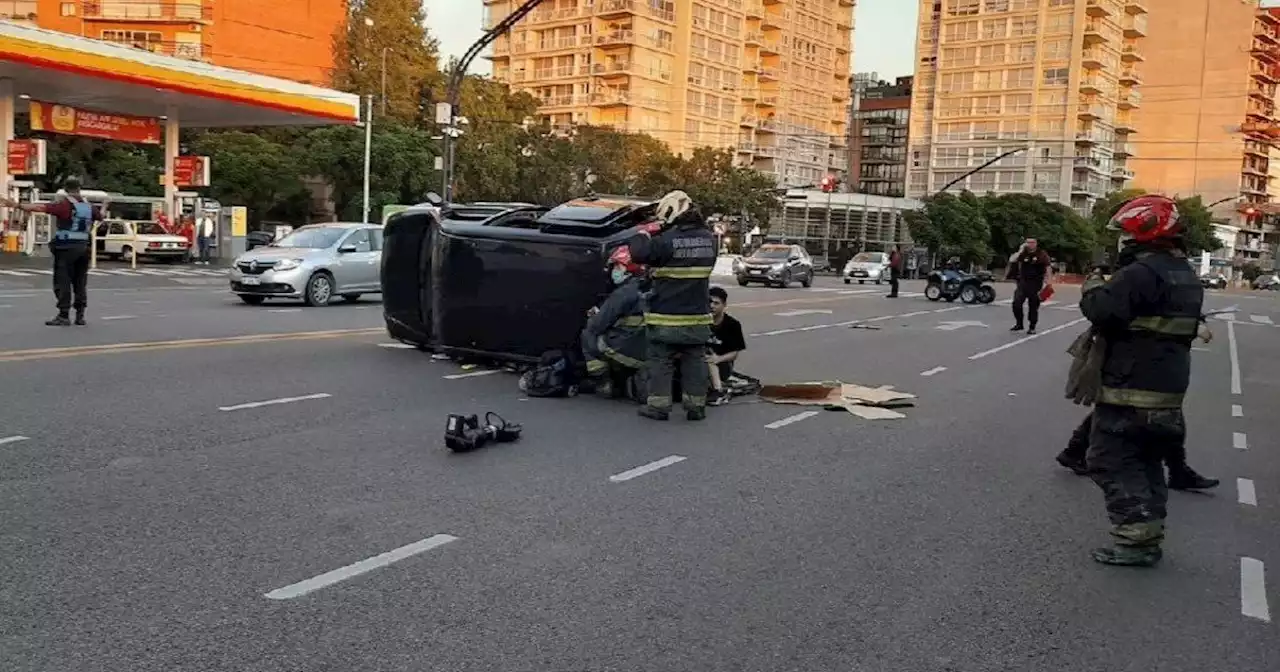 Manejaba alcoholizado y volcó una camioneta con siete personas a bordo en medio de avenida Libertador