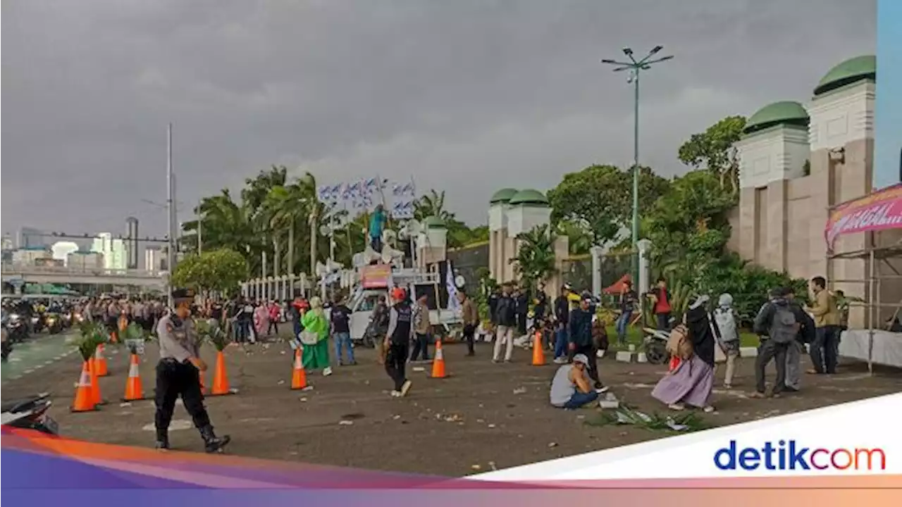 Massa Aliansi Rakyat Menggugat Bubarkan Diri, Lalin di Depan DPR Lancar