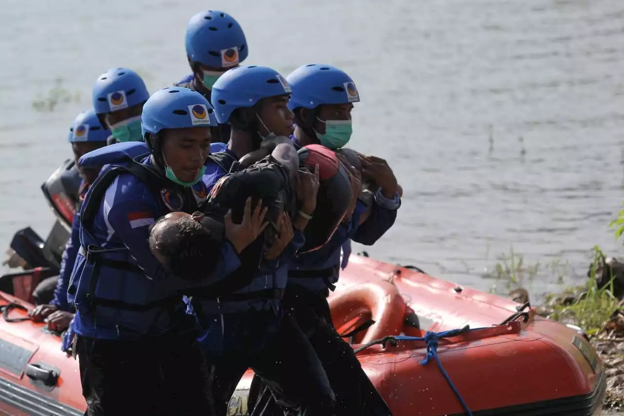 Pasukan Baret Rescue Menyelamatkan Korban Banjir di Lamongan, Lihat!