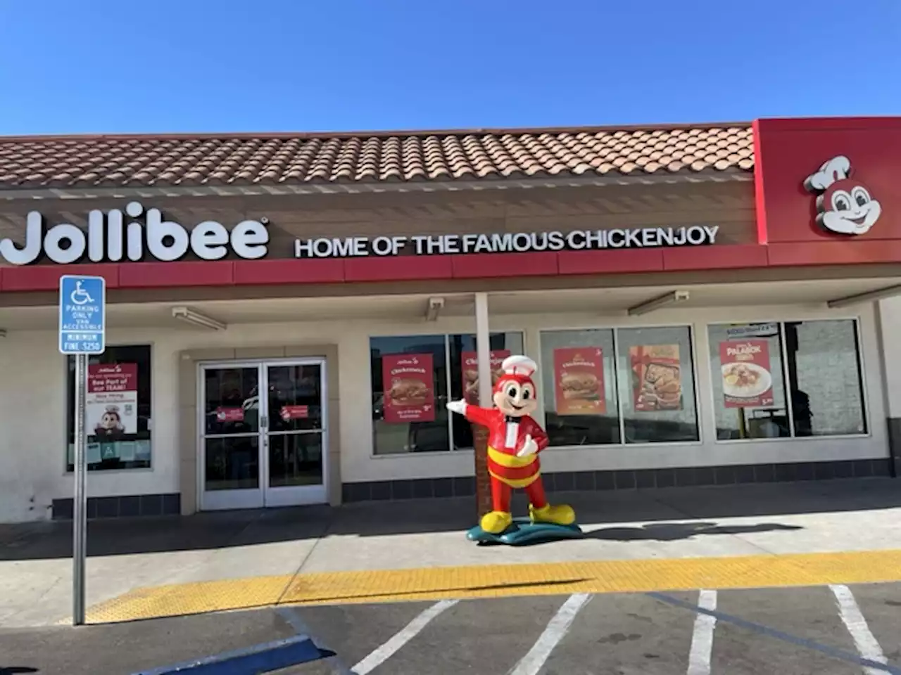 Jollibee’s crispy fried chicken has plenty of buzz in Panorama City