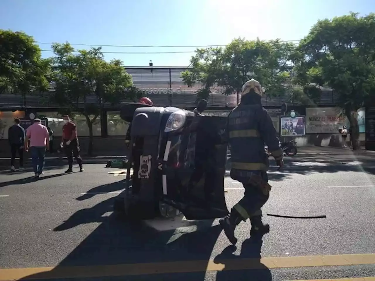 Manejaba borracho una camioneta con seis pasajeros, hizo una mala maniobra y volcó sobre la avenida del Libertador