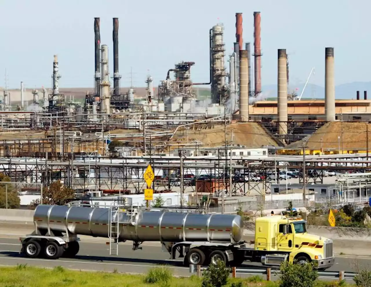 Bill looks to ‘open books’ of oil refineries. Could it lower California’s high fuel costs?