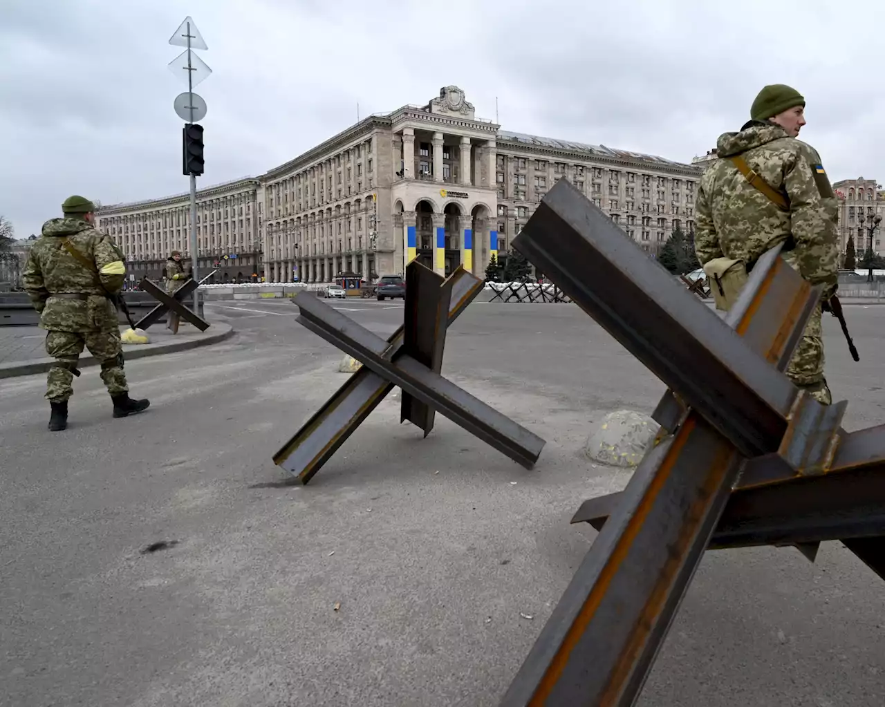 Russian forces look to 'encircle' Kyiv, Ukraine's fortified capital