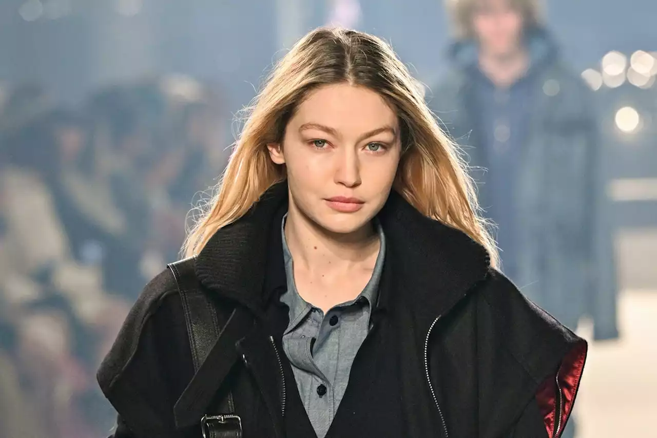 Gigi Hadid Went Alien Blonde For Burberry’s Fall Runway Show