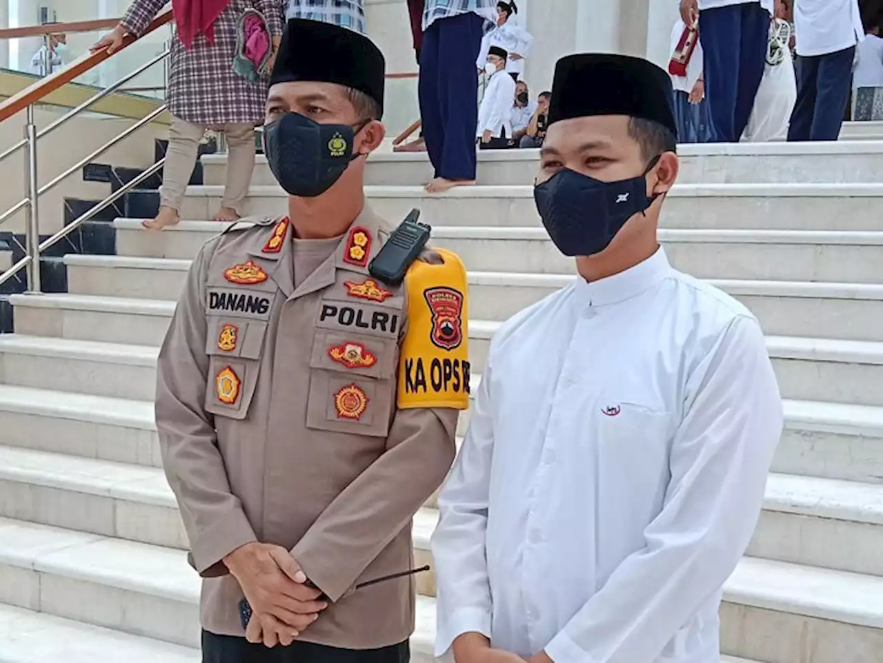 Polisi Karanganyar Ini Jadi Muazin Pertama Masjid Agung Karanganyar