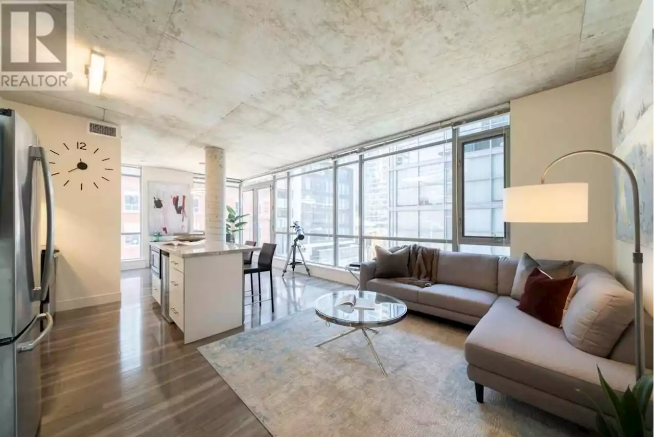 This Toronto condo in the Entertainment District is going for $800K. Here’s why it’s a hard sell