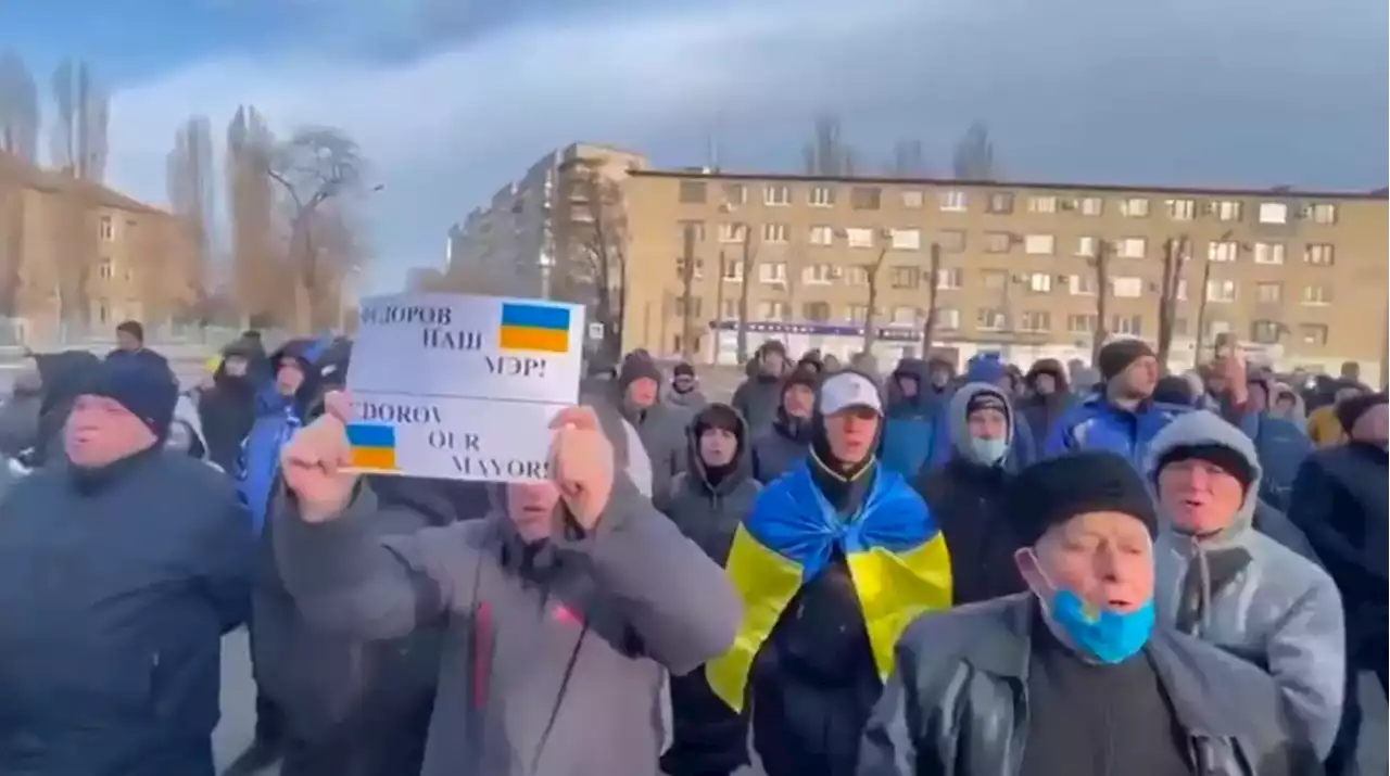 Thousands protest in Melitopol after Russian forces reportedly abduct mayor with a hood over his head