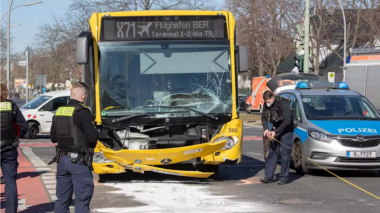 Schwerer Unfall zwischen BVG-Bus und Auto