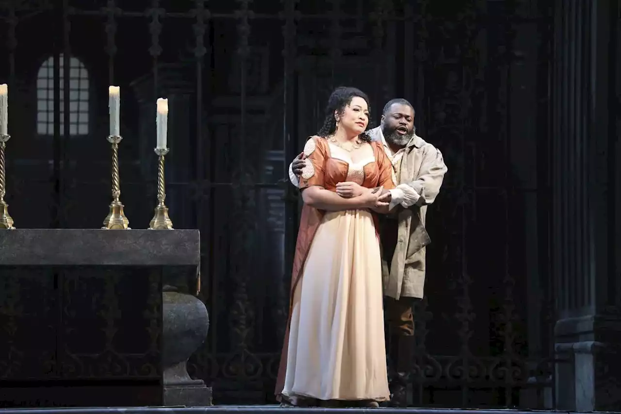 Review: ‘Tosca’ at Lyric Opera of Chicago reflects the dangers that art and lovers face today