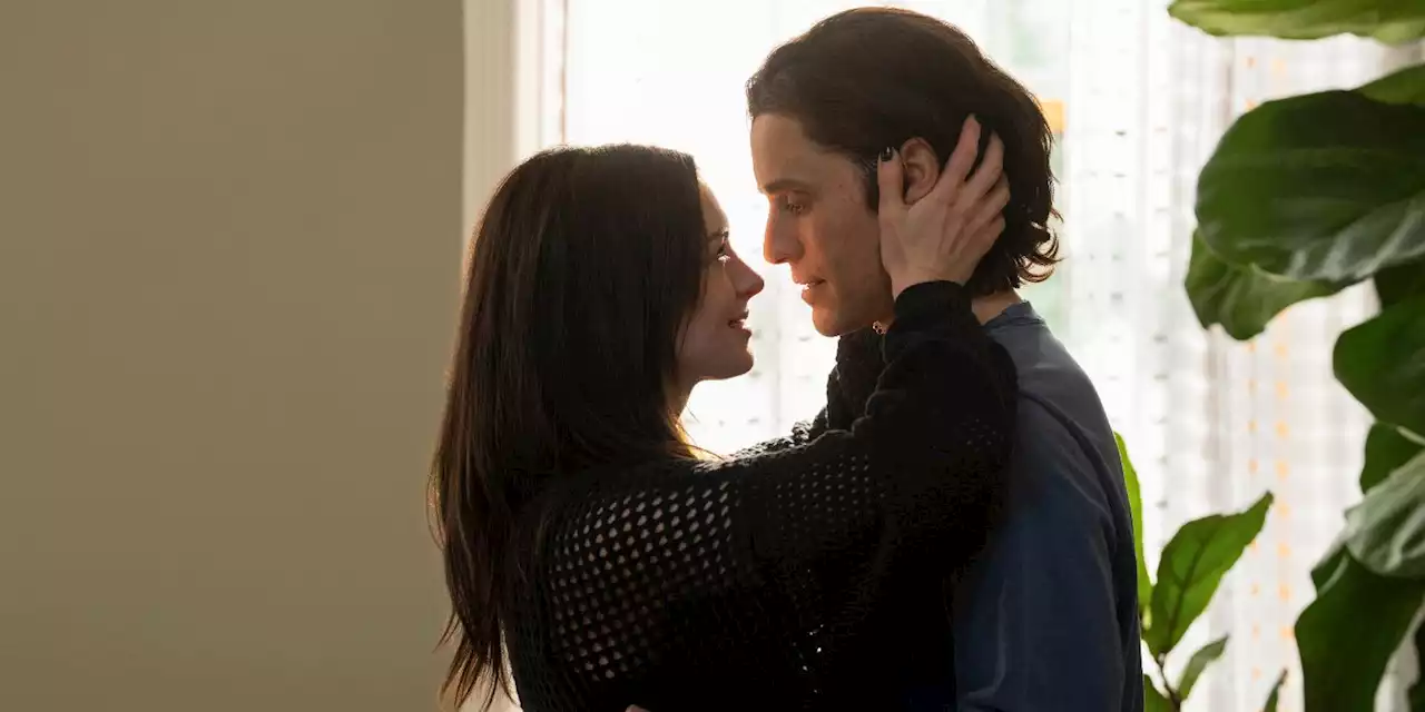 'WeCrashed' Review: Jared Leto and Anne Hathaway Are Tremendous in the Best Cringe Drama Series of 2022