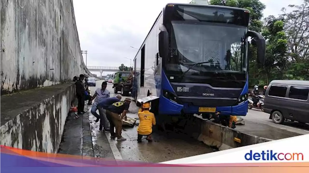 Bus TransJ Tabrak Separator di Ciledug Jaksel, Bahan Bakar Tumpah ke Jalan