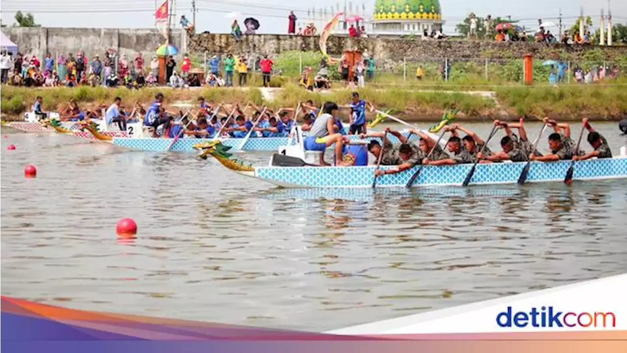 Yuk Lihat Adu Cepat Perahu Naga di Mojokerto