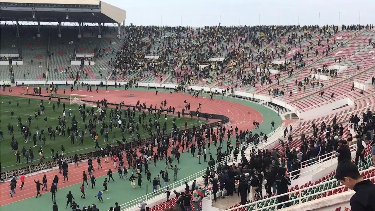الجمهور يقتحم الملعب عقب خسارة الجيش الملكي من المغرب الفاسي