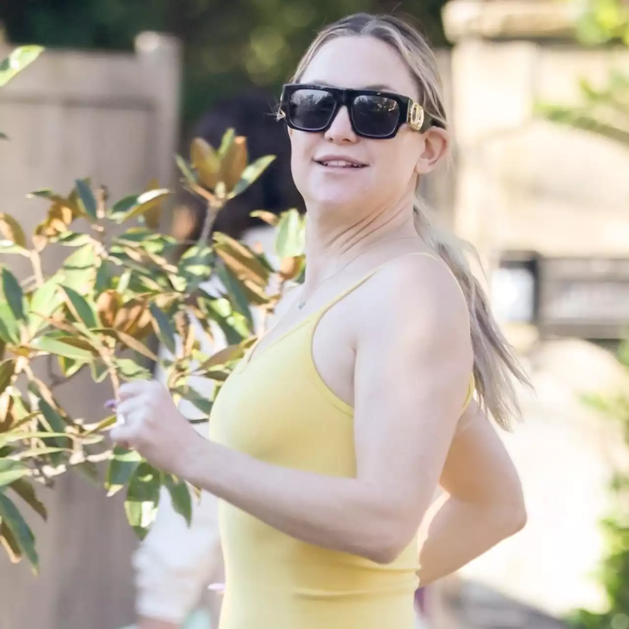 Kate Hudson Accidentally Recreates Her Iconic Yellow Outfit From How to Lose a Guy in 10 Days - E! Online