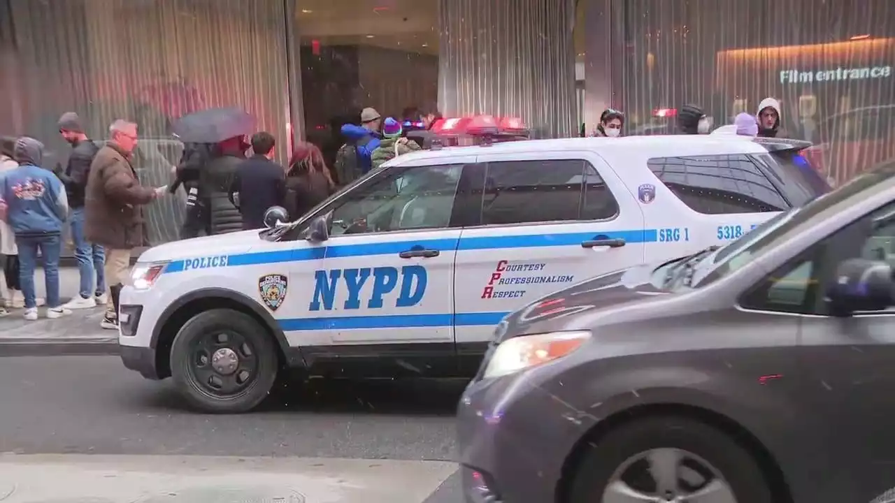 2 people stabbed at Museum of Modern Art