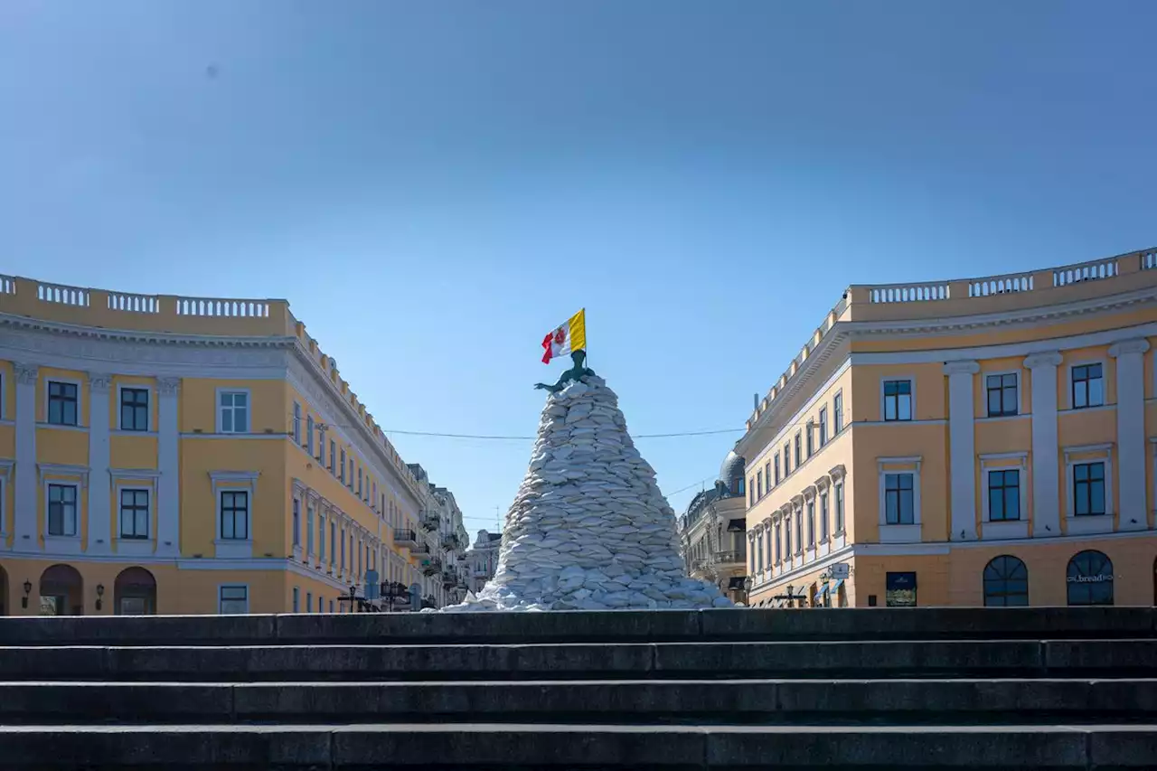 Odesa, city of music and laughter, prepares to resist Russian assault