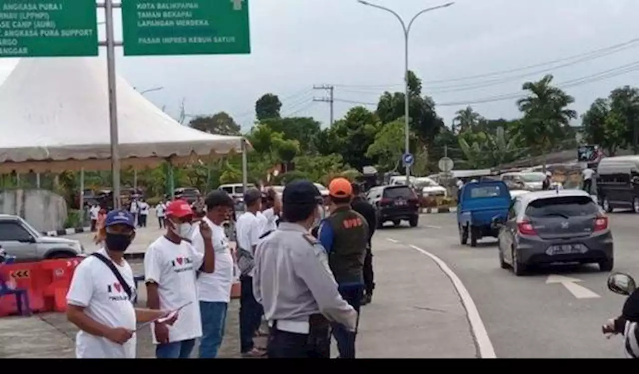 Sambut Kedatangan Jokowi dan Para Gubernur, Warga Jejer Pakai Kaus I Love IKN