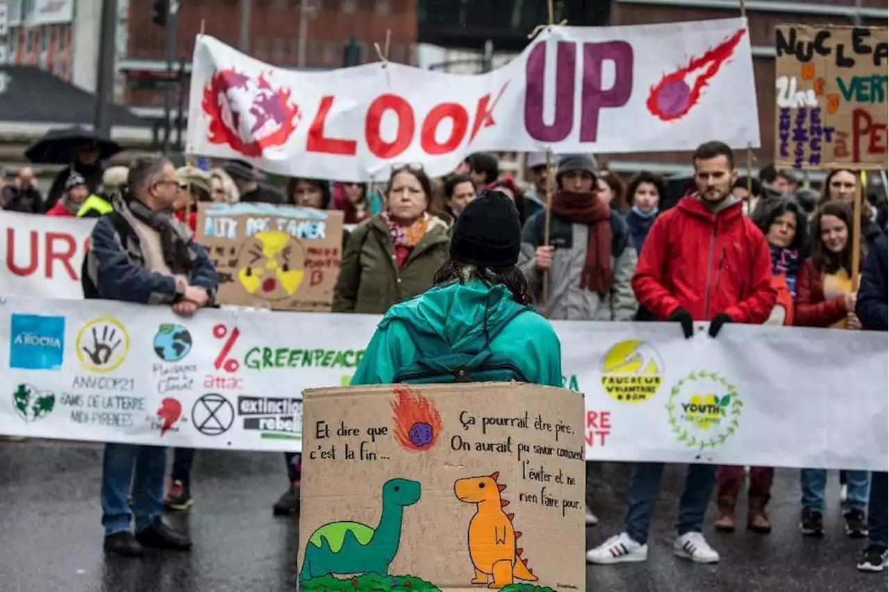 Tens of thousands march for the climate in France