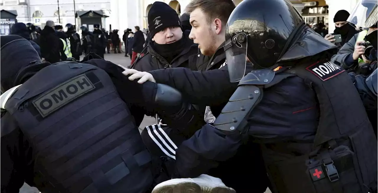 Proteste in Russia contro la guerra, oltre 300 arresti solo a Mosca - Foto Tgcom24