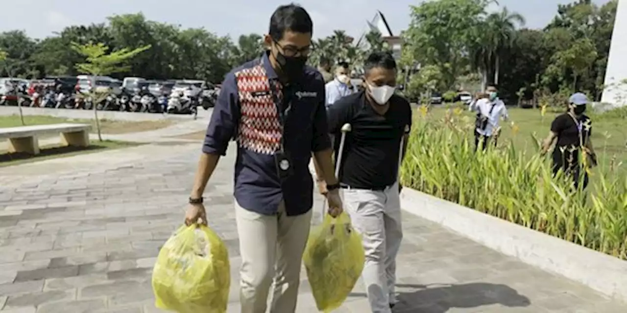 Momen Menparekraf Sandi Video Call Anak Buah Bantu Pemasaran Pembuat Gula di Pacitan | merdeka.com