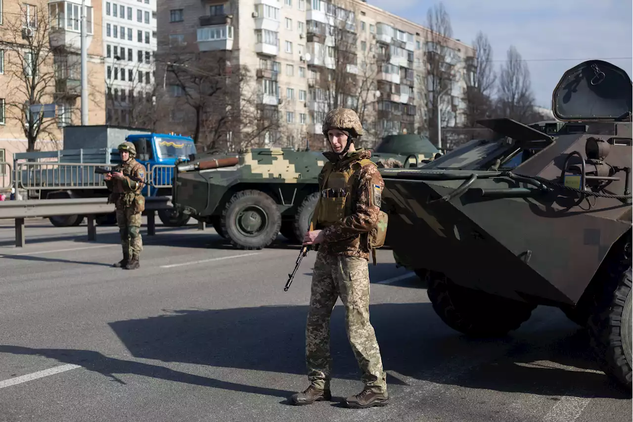 Zelensky aides film coffee run in Kyiv as Russian troops edge closer