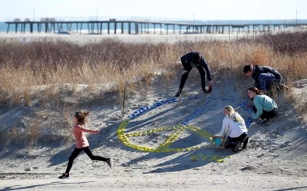 Students spread message of love and strength for Ukraine on N.J. beach