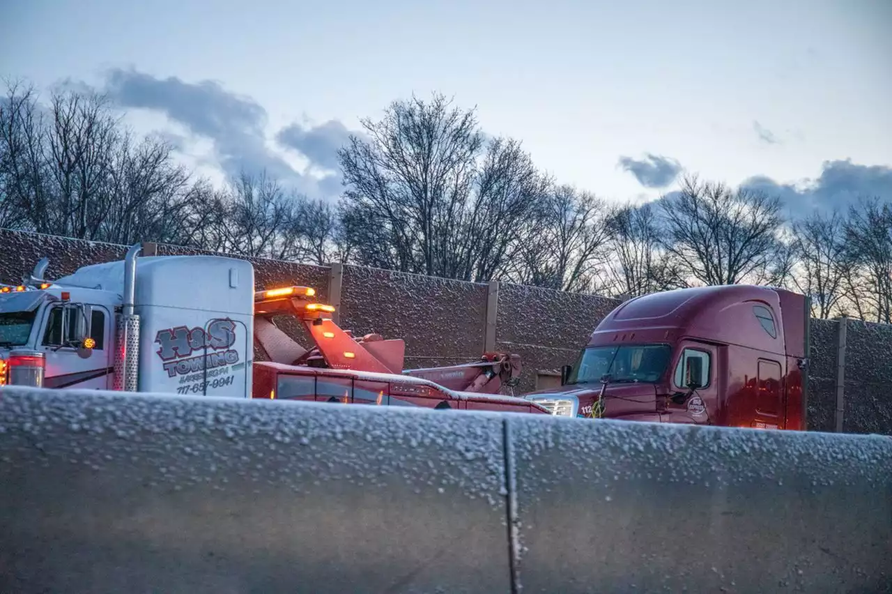 10 people injured, 43 vehicles damaged in Route 581 crash