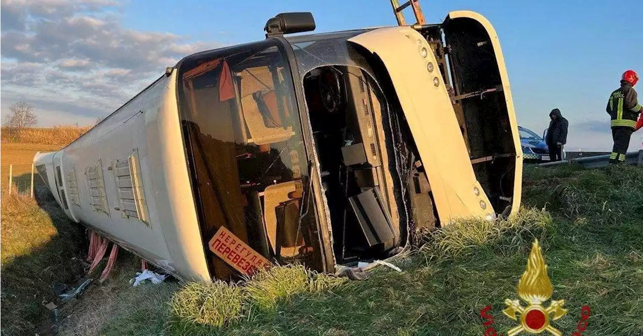 Bus carrying dozens of Ukrainians overturns in Italy, one woman dead