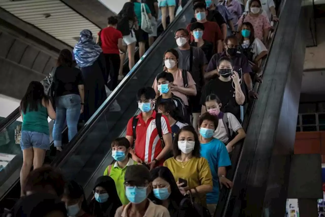 Daily Covid-19 infections in S'pore drop below 10,000 for first time in a month