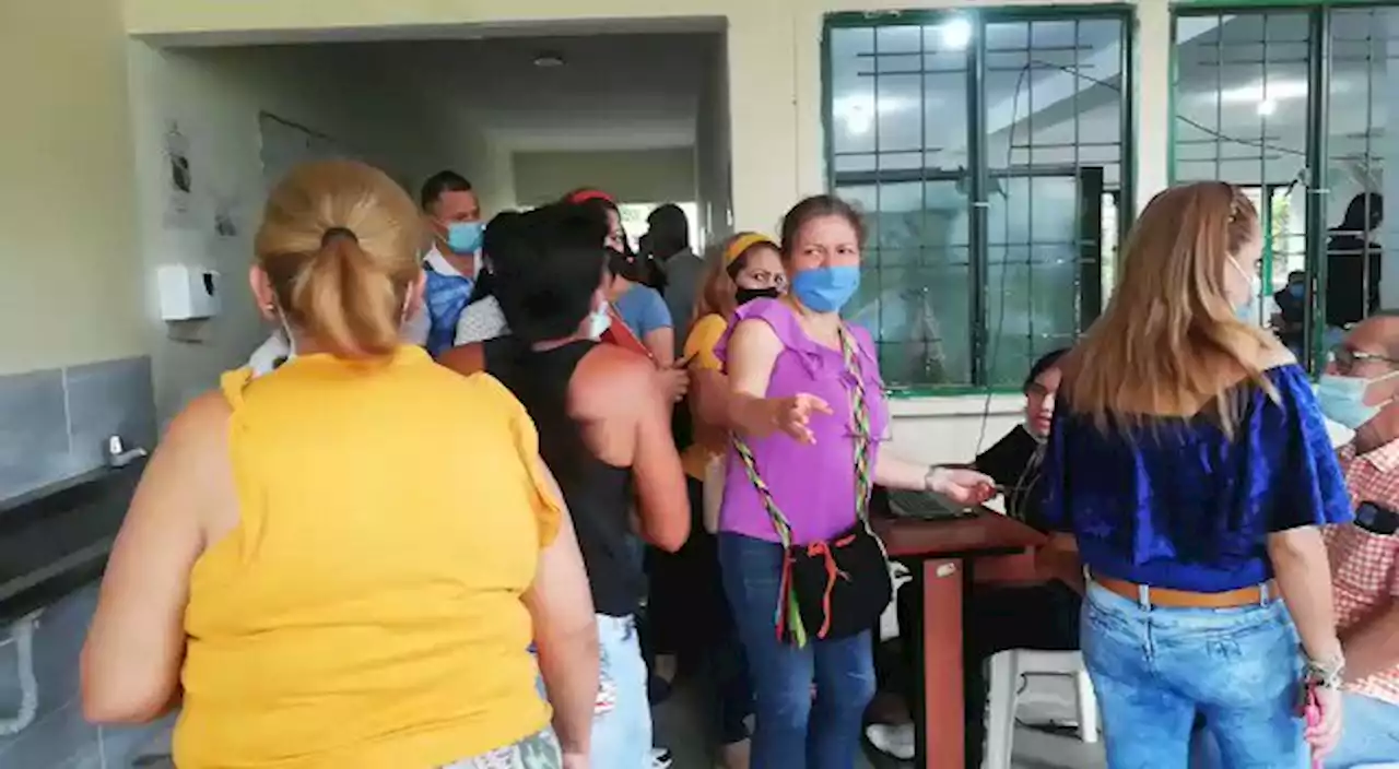 Videos: Largas demoras en puestos de votación por caída en página de la Registraduría