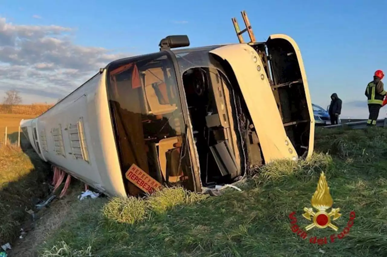 Bus full of Ukrainian refugees overturns in Italy; 1 dead