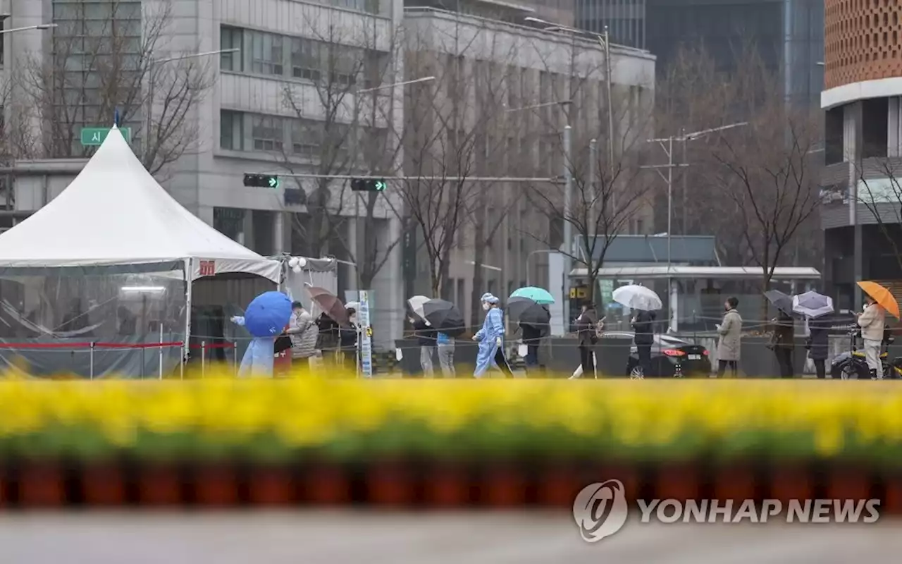 오후 9시까지 전국서 30만1544명 확진…어제보다 3만5908명↓(종합) | 연합뉴스