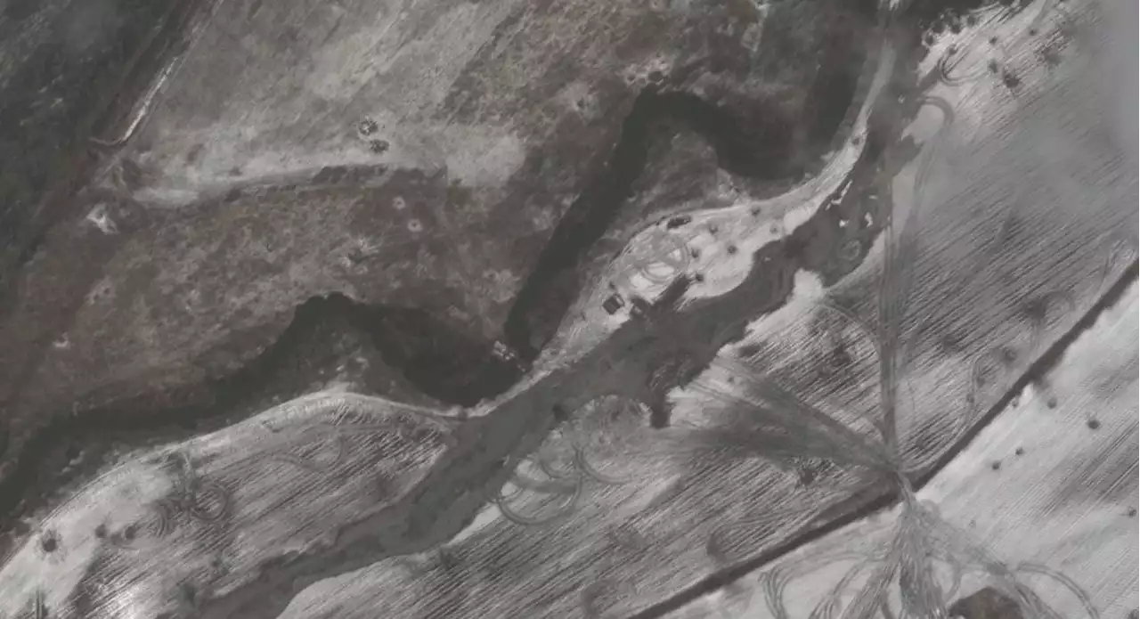 Ukrainians thwart Russian attempt toward Kyiv on pontoon bridge, satellite image shows